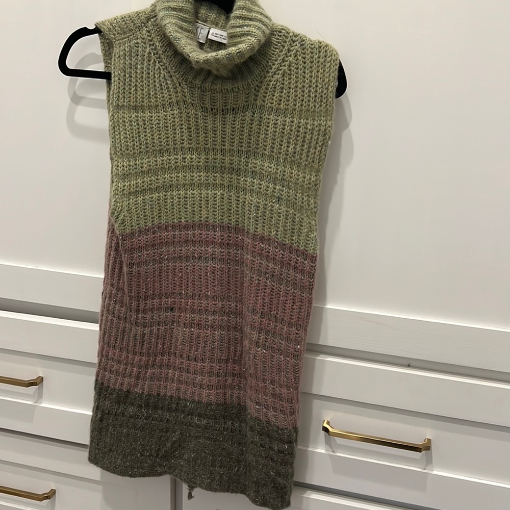 Beautiful TSE sleeveless turtleneck sweater. 100 percent Cashmere.